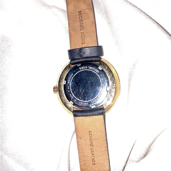MK genuine leather watch🖤 - Picture 2 of 9